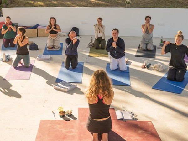 Menschen machen Yogaübungen